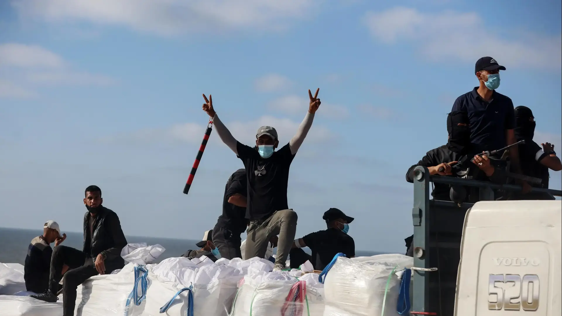 משאיות הנושאות סיוע הומניטרי הוכנסו ממעבר הגבול זיקים אל רחוב אל-ראשיד שבמערב ג'באליה,  המשאיות מאובטחות על ידי מחבלי חמאס הנושאים אלות ונשק חם, 26 ביוני 2026