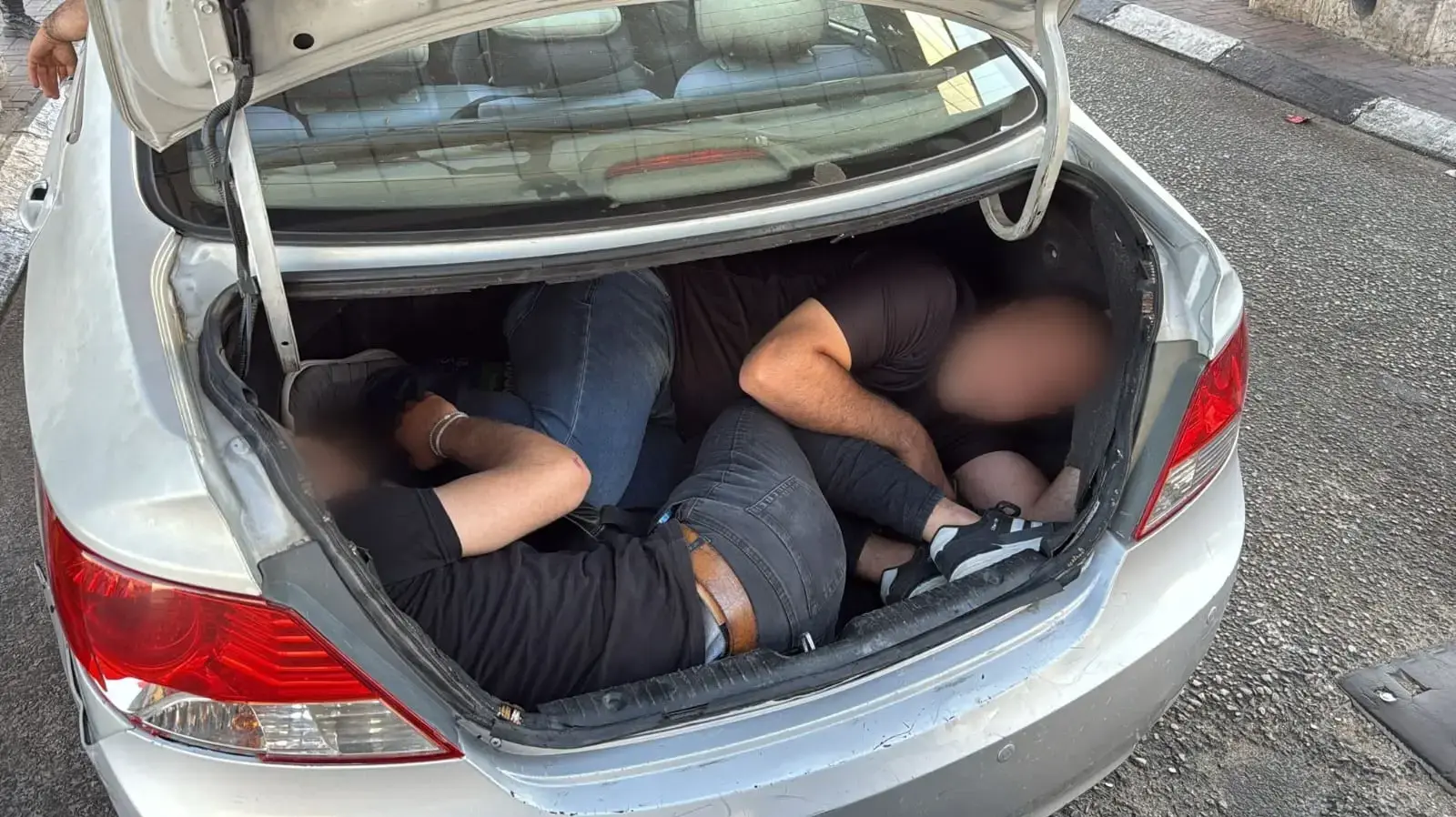 לוחמי מג"ב עוטף ירושלים עצרו נהג שניסה להבריח בתא המטען האחורי שני שוהים בלתי חוקיים לוחמי מג"ב עוטף ירושלים עצרו נהג שניסה להבריח בתא המטען האחורי שני שוהים בלתי חוקיים