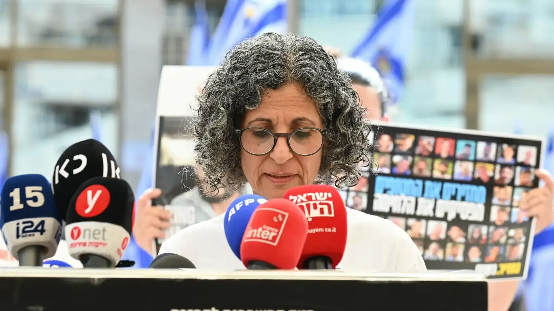 ויקי כהן, אמו של נמרוד כהן בהצהרת נציגי משפחות החטופים בתום מבצע "עם כלביא", 26 ביוני 2025 ויקי כהן, אמו של נמרוד כהן בהצהרת נציגי משפחות החטופים בתום מבצע "עם כלביא", 26 ביוני 2025