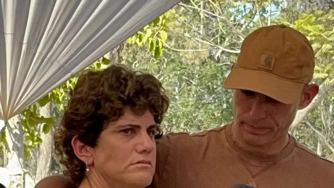 אלעד ויעל קידר, ילדיה של עפרה קידר בהלוויתה, קיבוץ בארי, 26 ביוני 2025 אלעד ויעל קידר, ילדיה של עפרה קידר בהלוויתה, קיבוץ בארי, 26 ביוני 2025