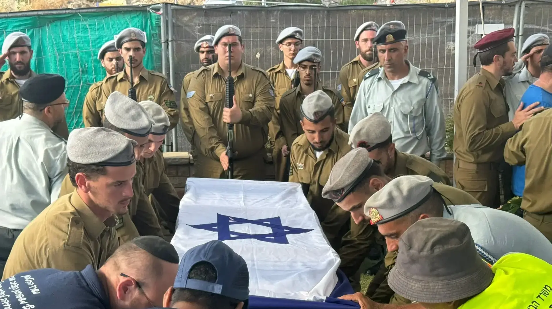 הלוויתו של סמ"ר אלון דוידוב ז"ל, בית העלמין צור שלום, קריית ים, 26 ביוני 2025 הלוויתו של סמ"ר אלון דוידוב ז"ל, בית העלמין צור שלום, קריית ים, 26 ביוני 2025