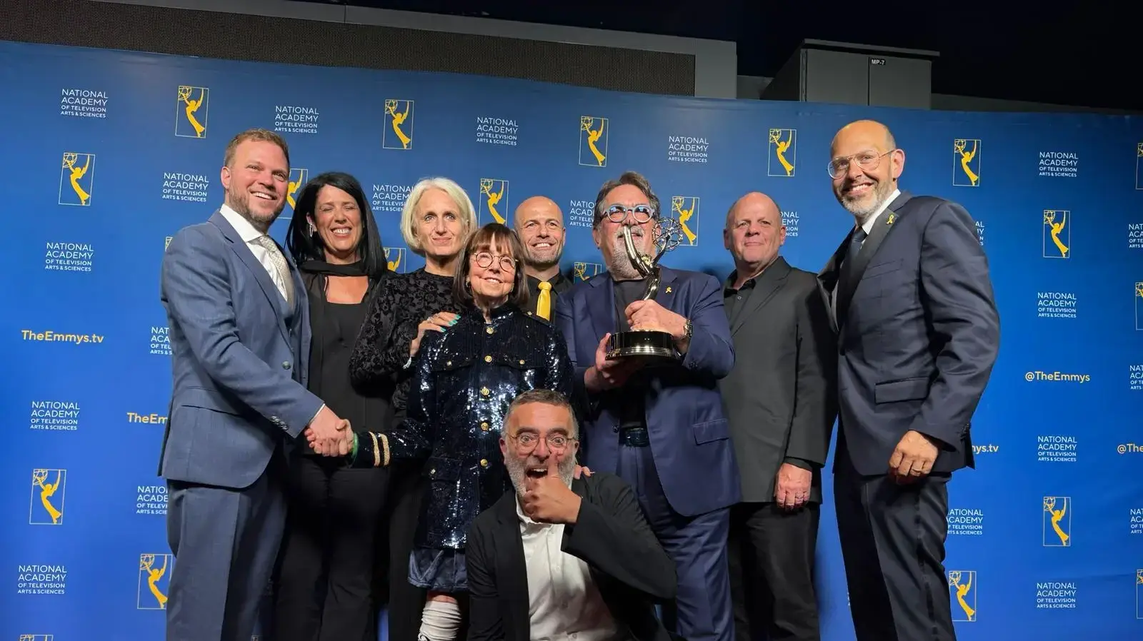 הפמליה הישראלית אחרי זכיית הסרט התיעודי "עוד נחזור לרקוד" בפרס האמי. מימין לשמאל: ליאו פרלמן, טרי וורנג, גדעון תדמור, יריב מוזר, סוזן זרינסקי, לוסי קון, רינת קליין, אמיליו שנקר, שלדון לזרוס הפמליה הישראלית אחרי זכיית הסרט התיעודי "עוד נחזור לרקוד" בפרס האמי. מימין לשמאל: ליאו פרלמן, טרי וורנג, גדעון תדמור, יריב מוזר, סוזן זרינסקי, לוסי קון, רינת קליין, אמיליו שנקר, שלדון לזרוס