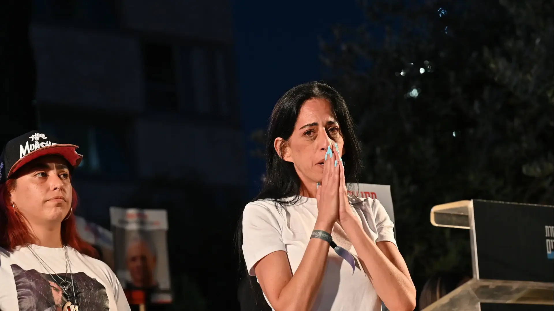 עינב צנגאוקר בהפגנה למען החזרת החטופים, שער בגין. 28 ביוני 2025