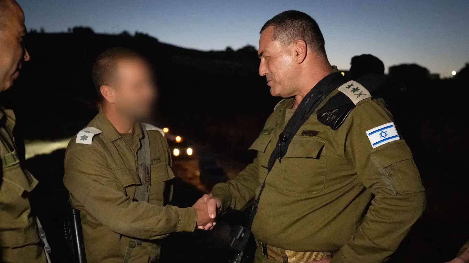הרמטכ"ל אייל זמיר עם מפקד הגדוד שהותקף הרמטכ"ל אייל זמיר עם מפקד הגדוד שהותקף
