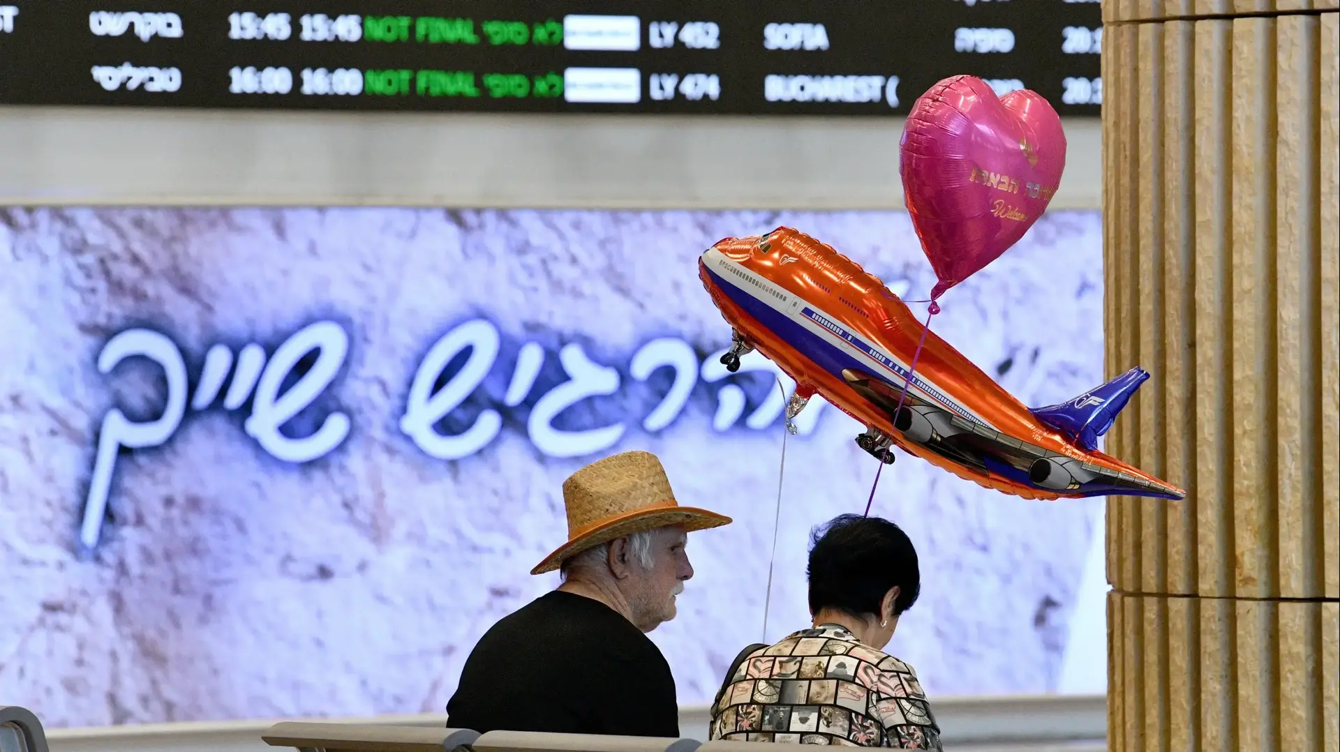 קבלת פנים לנוסעים ששבו מחו"ל לאחר חידוש טיסות בעקבות הפסקת האש בין איראן וישראל, נתב"ג, 25 ביוני 2025 קבלת פנים לנוסעים ששבו מחו"ל לאחר חידוש טיסות בעקבות הפסקת האש בין איראן וישראל, נתב"ג, 25 ביוני 2025