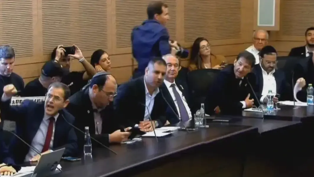 מהומה בדיון על הדחת איימן עודה מהומה בדיון על הדחת איימן עודה