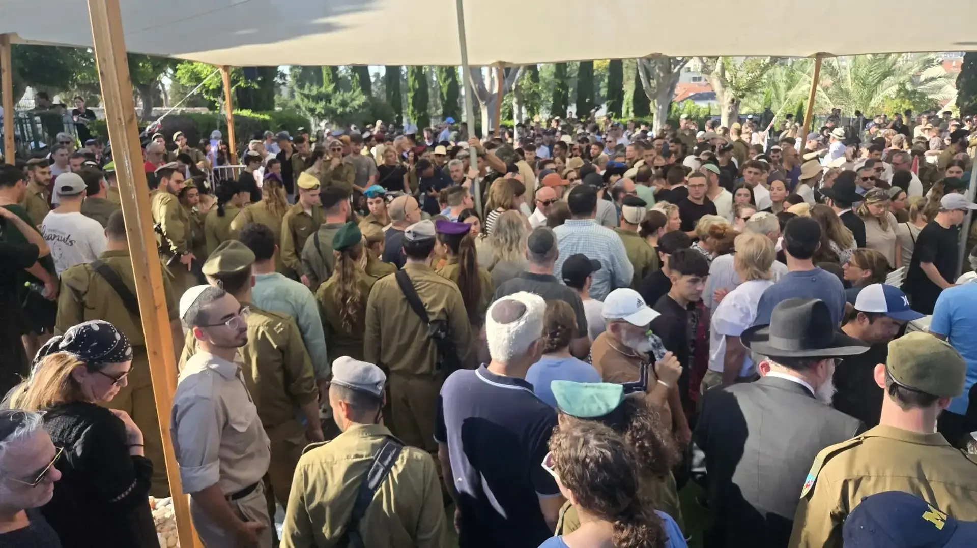 הלוויה של סמל ישראל נתן רוזנפלד ז״ל , חלקה הצבאית בבית העלמין רעננה . 30 ביוני 2025 הלוויה של סמל ישראל נתן רוזנפלד ז״ל , חלקה הצבאית בבית העלמין רעננה . 30 ביוני 2025