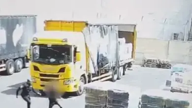 תיעוד: עבריינים שודדים רכב באיומי אקדח. 30 ביוני 2025 תיעוד: עבריינים שודדים רכב באיומי אקדח. 30 ביוני 2025