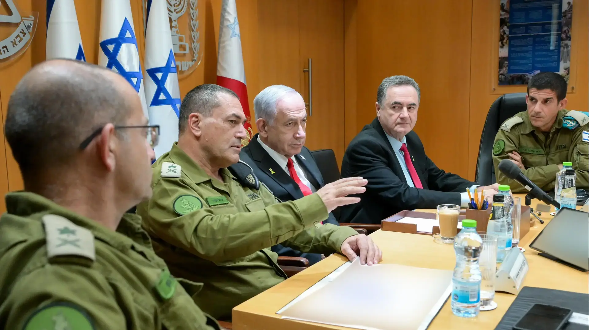 ראש הממשלה בנימין נתניהו, שר הביטחון ישראל כ״ץ והרמטכ״ל רב-אלוף אייל זמיר נפגשו עם פורום המטה הכללי של צה״ל , הקריה, 30 ביוני 2025