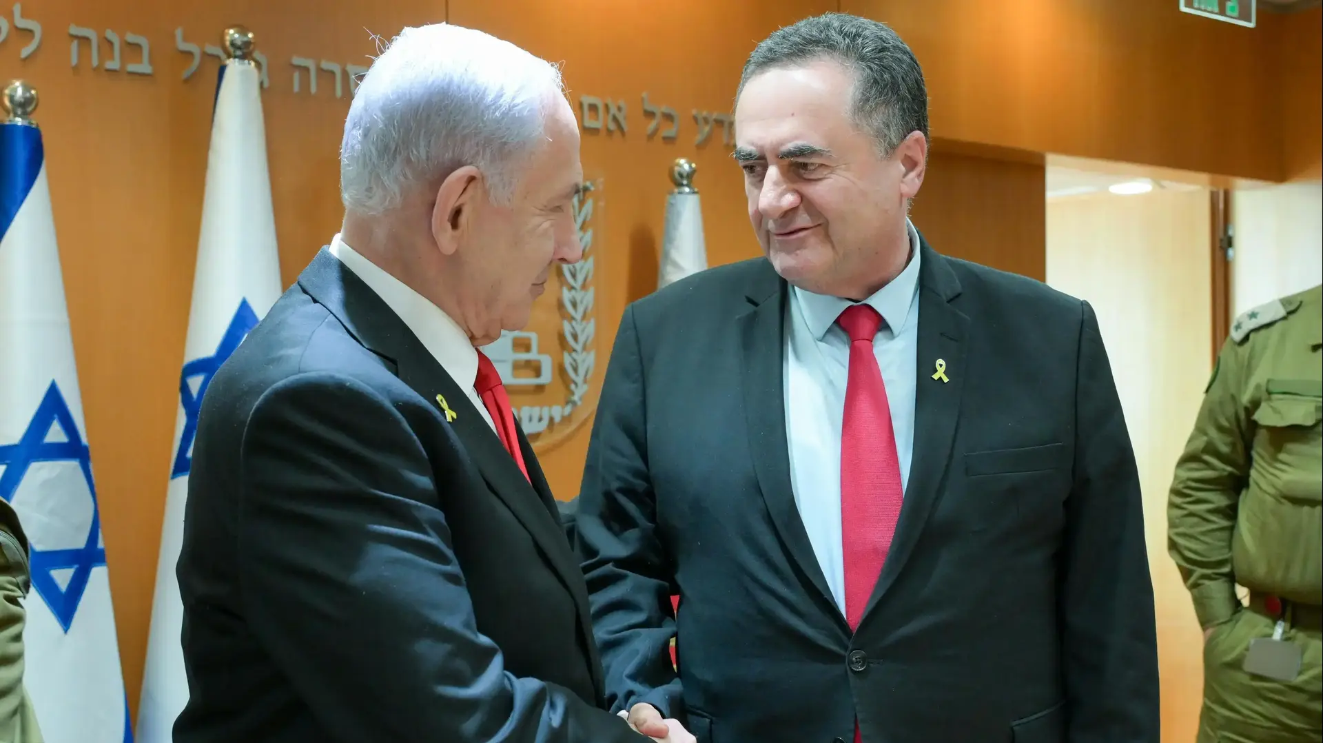 ראש הממשלה בנימין נתניהו עם שר הביטחון ישראל כ״ץ בפגישה עם פורום המטה הכללי של צה״ל , הקריה, 30 ביוני 2025