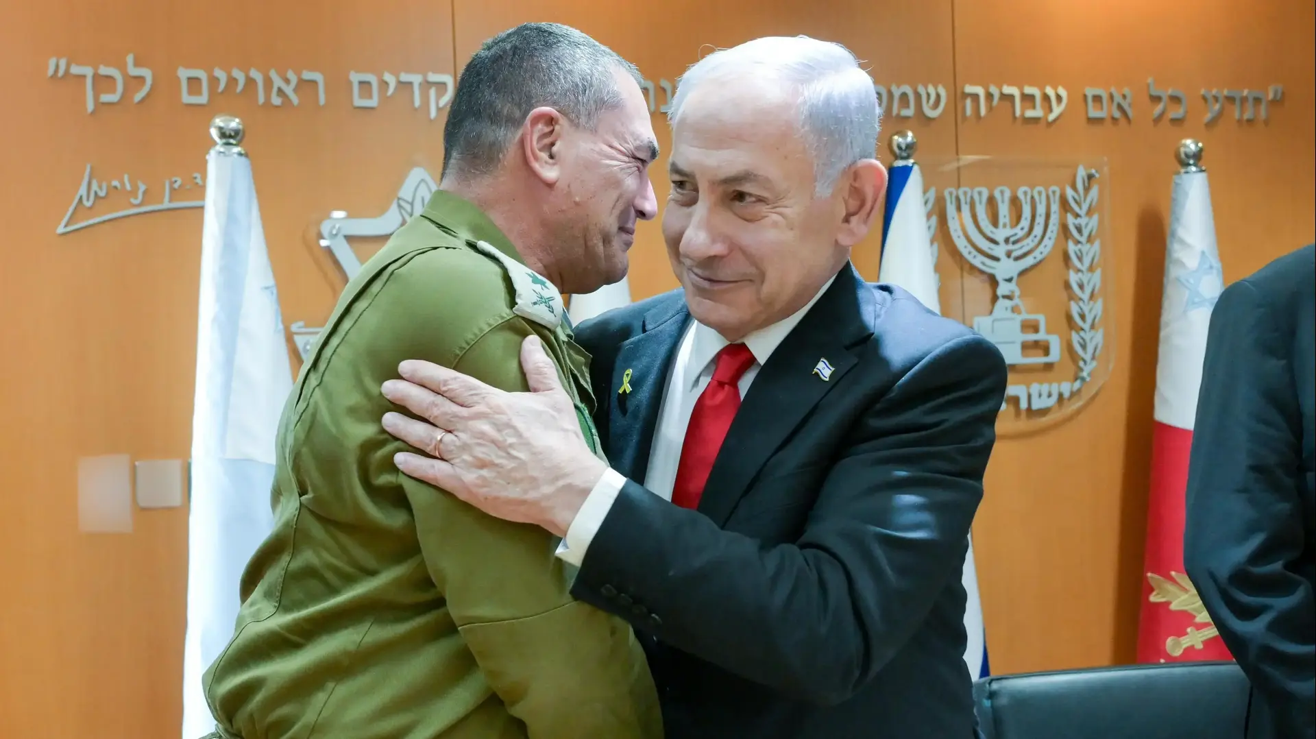 ראש הממשלה בנימין נתניהו עם הרמטכ״ל רב-אלוף אייל זמיר בפגישה עם פורום המטה הכללי של צה״ל , הקריה, 30 ביוני 2025 ראש הממשלה בנימין נתניהו עם הרמטכ״ל רב-אלוף אייל זמיר בפגישה עם פורום המטה הכללי של צה״ל , הקריה, 30 ביוני 2025