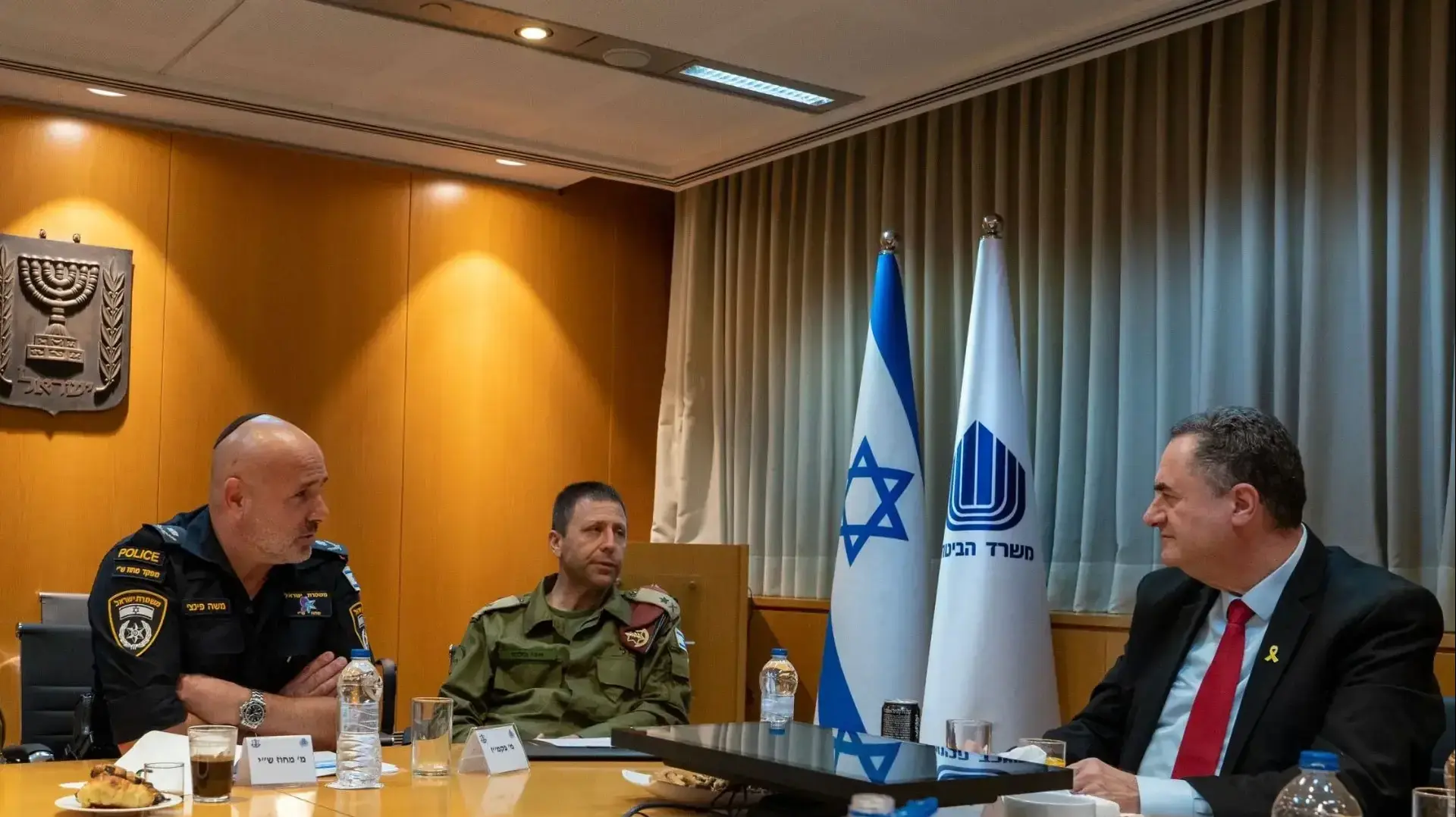 שר הביטחון ישראל כ"ץ בדיון שקיים בעקבות אירועי האלימות נגד חיילי צה"ל וכוחות הביטחון. 1 ביולי 2025 שר הביטחון ישראל כ"ץ בדיון שקיים בעקבות אירועי האלימות נגד חיילי צה"ל וכוחות הביטחון. 1 ביולי 2025