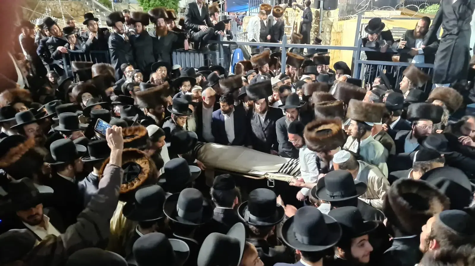 הלוויית האחים יוסף דוד (18)ומשה מרדכי (12) אלחדד שנהרגו באסון מירון
1 במאי 2021 הלוויית האחים יוסף דוד (18)ומשה מרדכי (12) אלחדד שנהרגו באסון מירון
1 במאי 2021