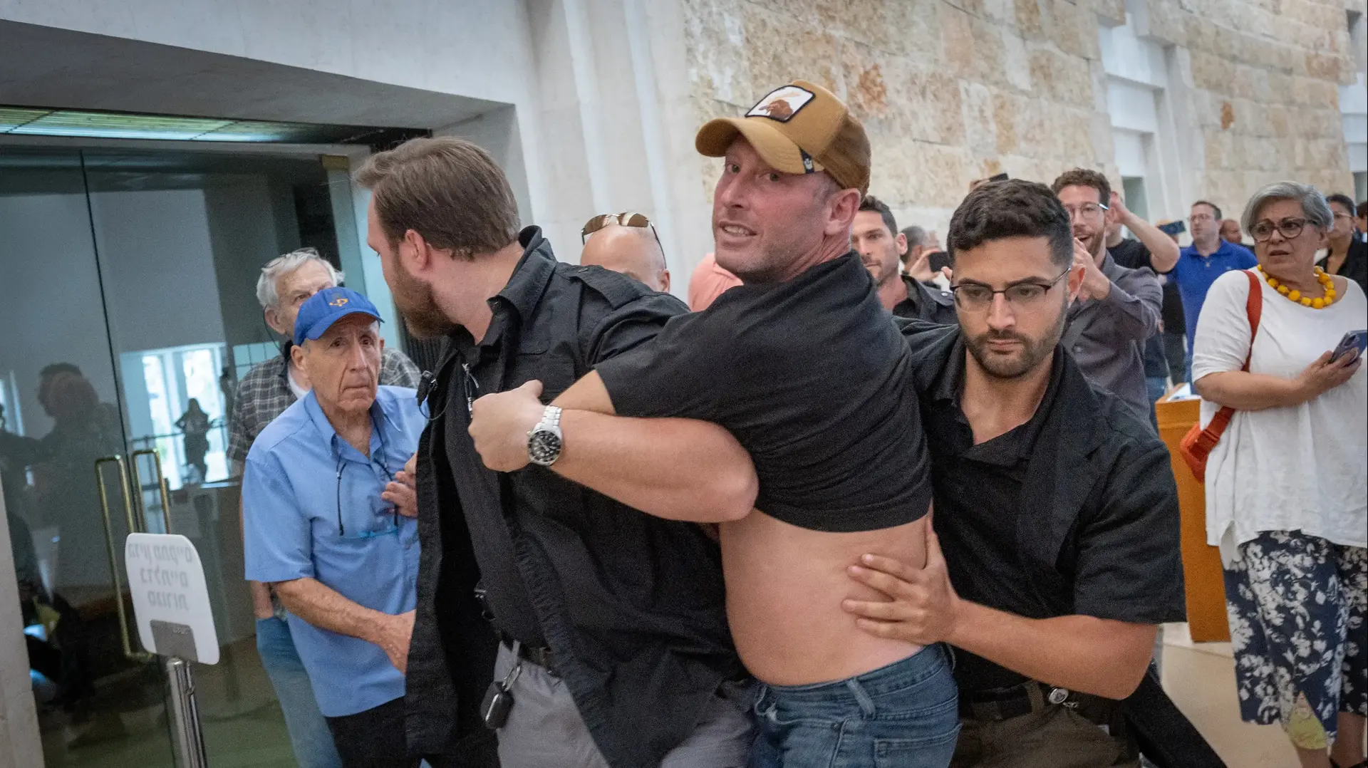 מהומות במהלך דיון בעתירות שעניינן אופן מינוי ראש השב"כ. 1 ביולי 2025 מהומות במהלך דיון בעתירות שעניינן אופן מינוי ראש השב"כ. 1 ביולי 2025