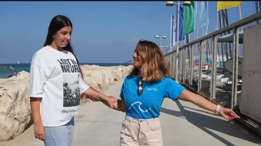 מימין לשמאל: מתנדבת של עמותת הגל שלי ונועה וינשטיין באימון על עבודה על איזון