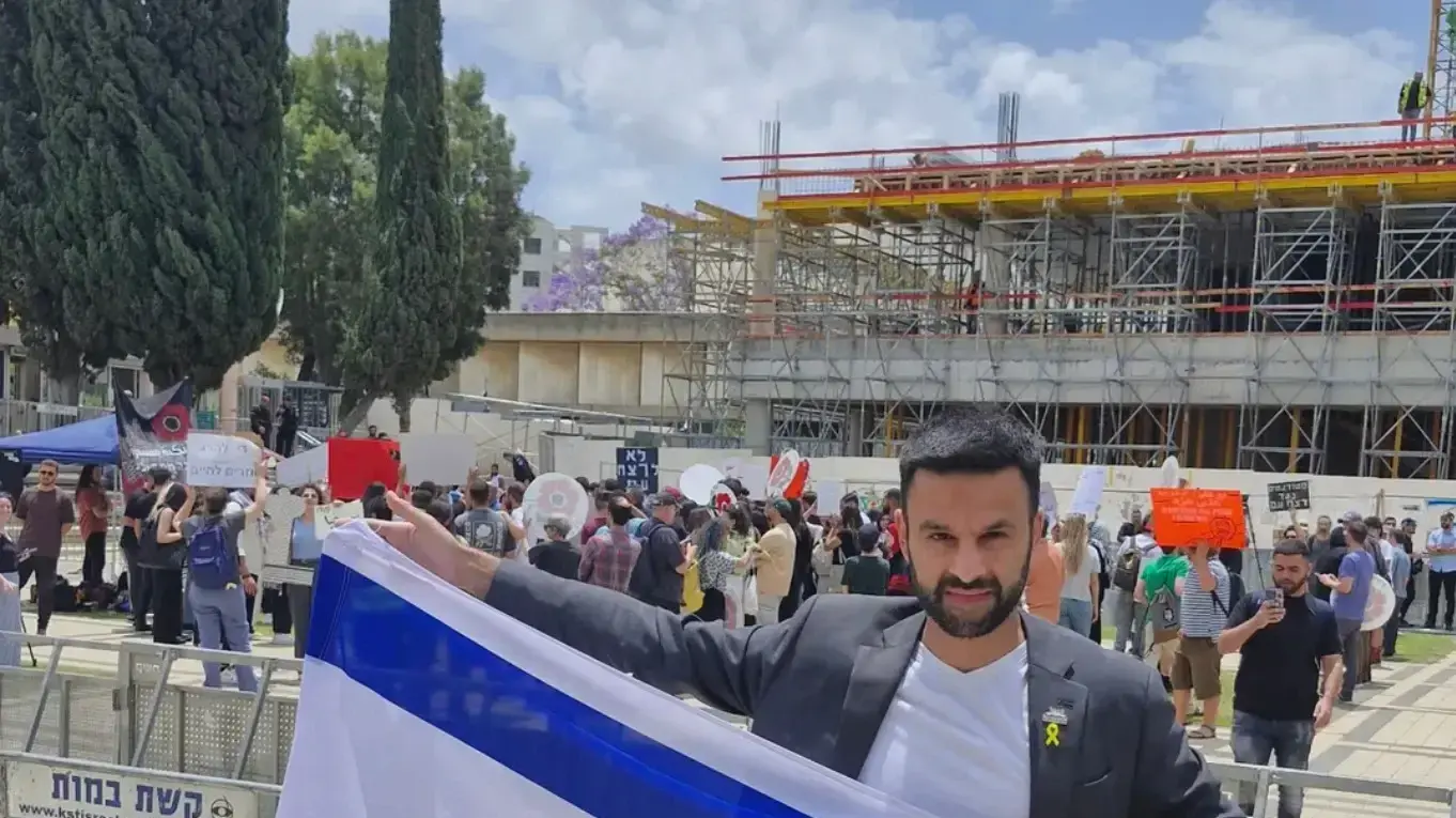 יוסף חדאד עם דגל ישראל יוסף חדאד עם דגל ישראל