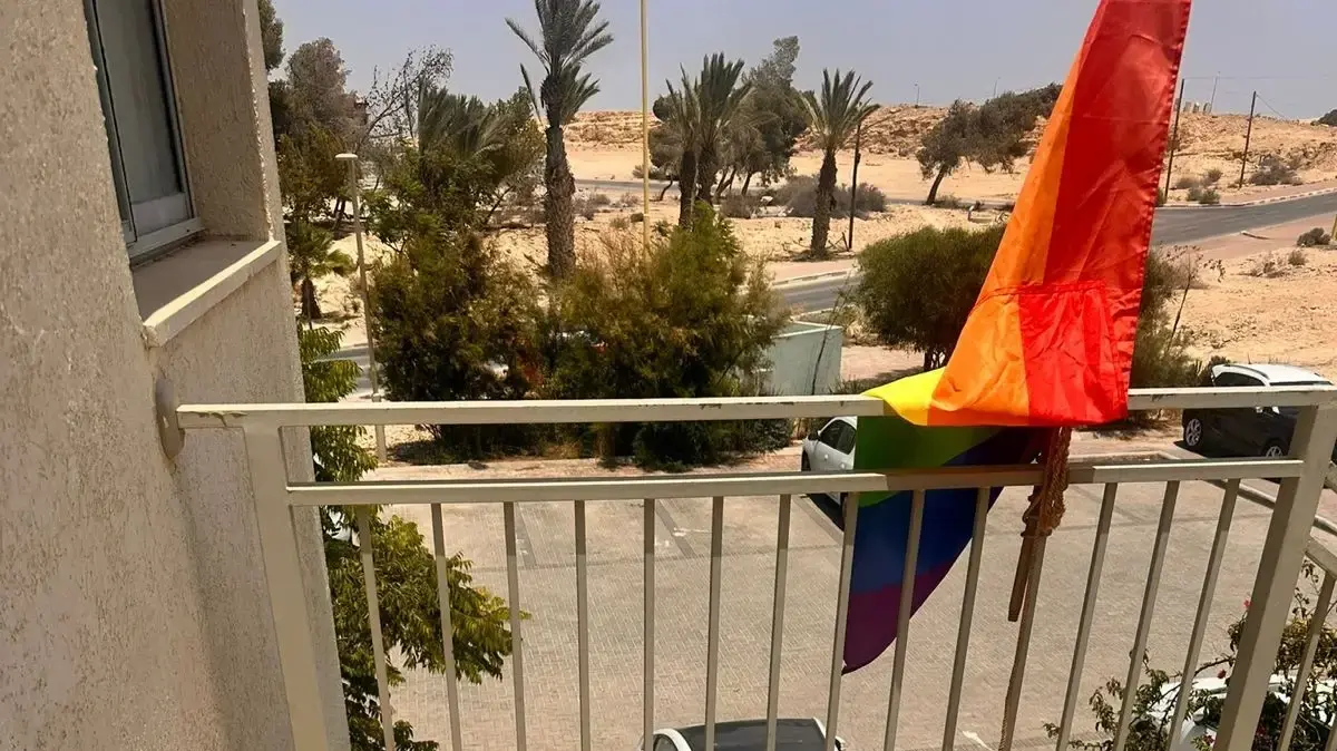 אירוע הומופובי במצפה רמון לפני מצעד הגאווה - קיצוניים זרקו ביצים על מרפסת עם דגל גאווה