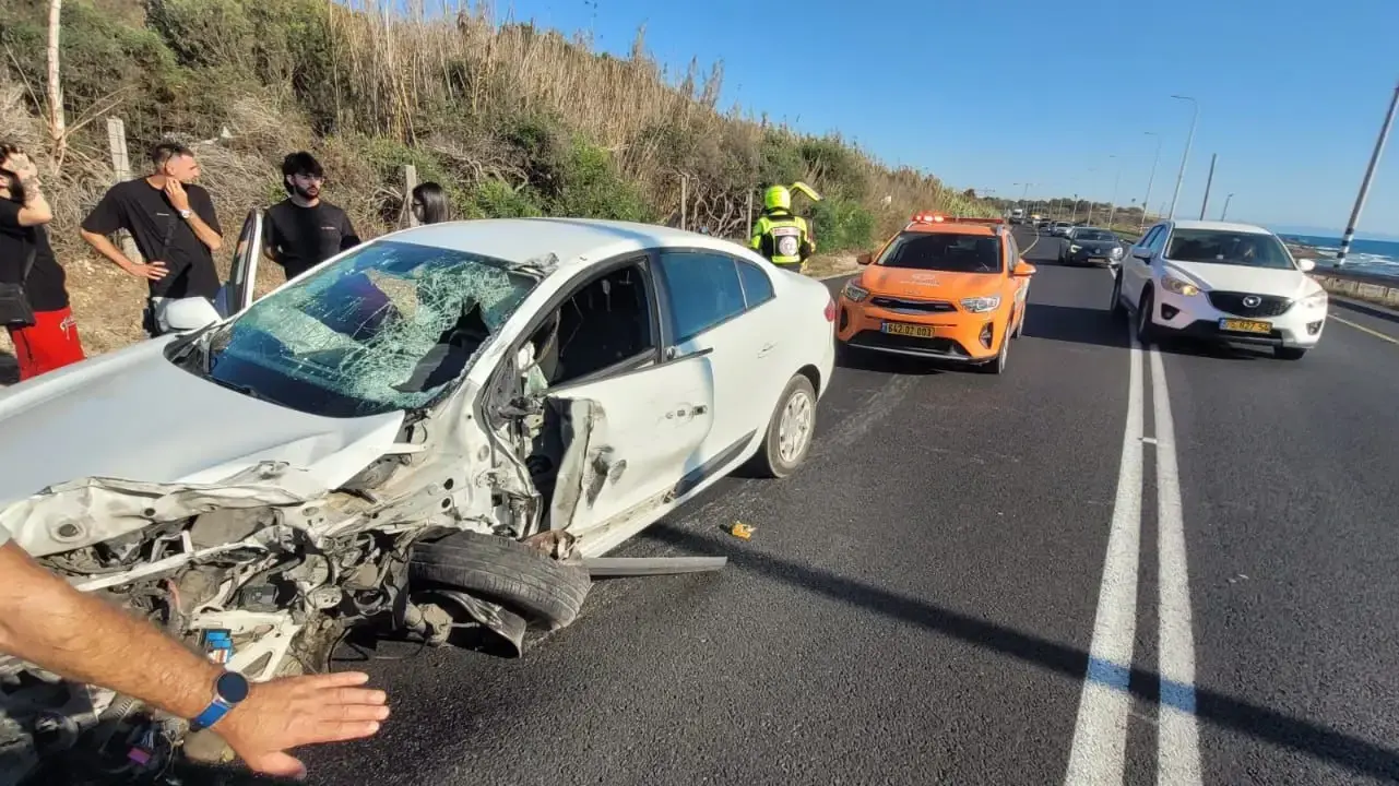 זירת התאונה בכביש 4 ליד אכזיב בה נהרג אייל חמרה. זירת התאונה בכביש 4 ליד אכזיב בה נהרג אייל חמרה.