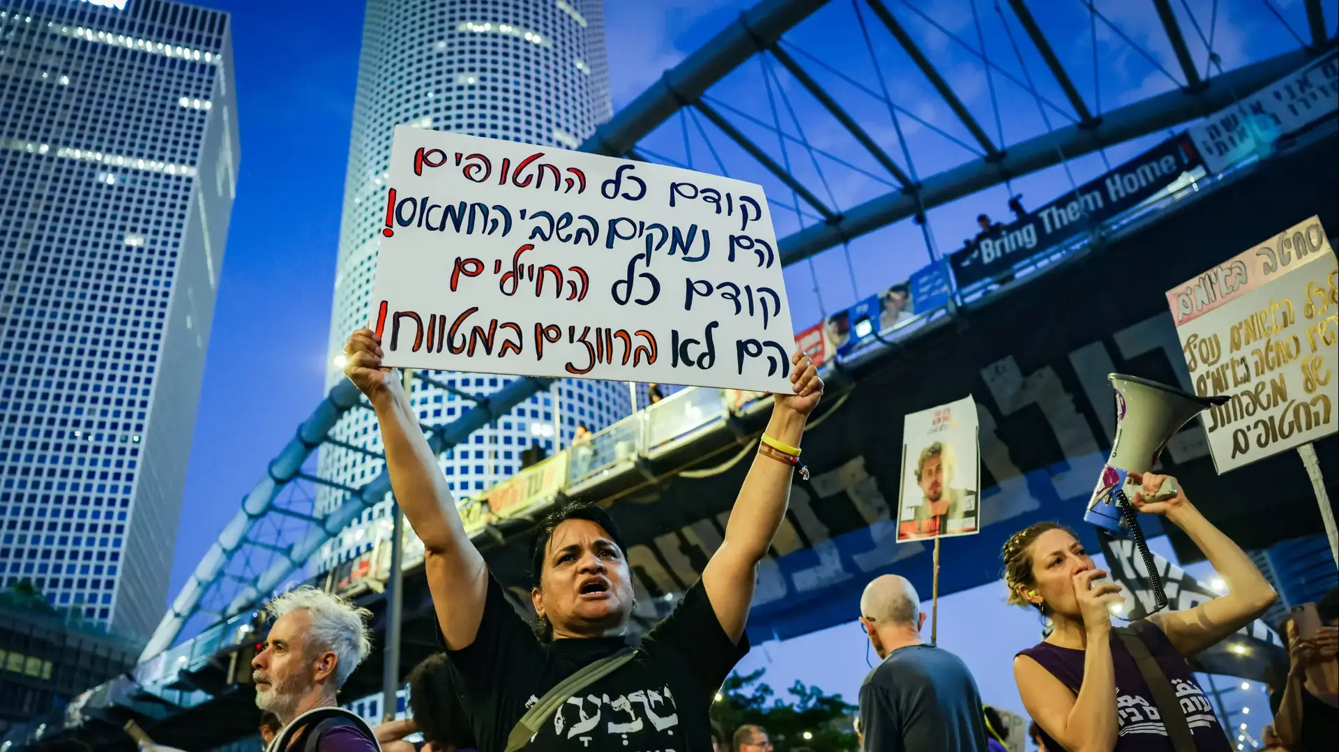 הפגנה למען שחרור חטופים, מחוץ לקריה, 5 ביולי 2025 הפגנה למען שחרור חטופים, מחוץ לקריה, 5 ביולי 2025