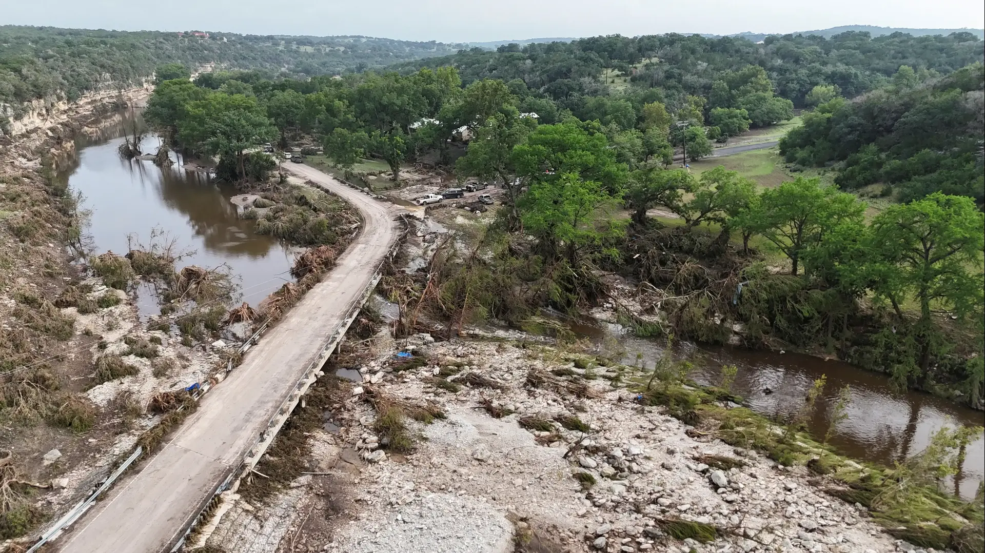 נזקי השיטפון שפגע בסמוך למחנה הקיץ "קמפ מיסטיק", טקסס, 5 ביולי 2025 נזקי השיטפון שפגע בסמוך למחנה הקיץ "קמפ מיסטיק", טקסס, 5 ביולי 2025