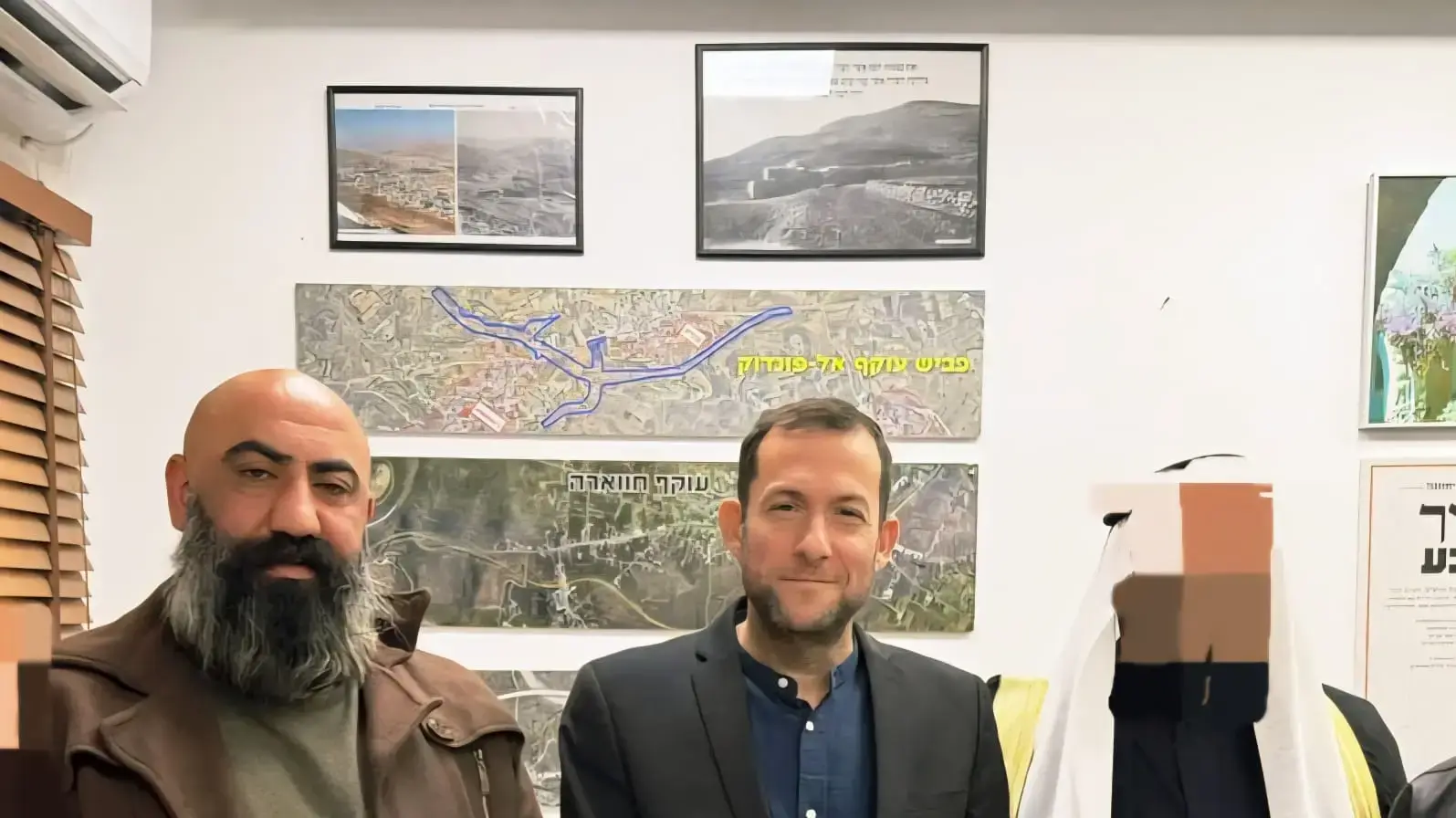 יוסי דגן והשייח ג'אברי בלשכת ראש המועצה בשומרון. יוסי דגן והשייח ג'אברי בלשכת ראש המועצה בשומרון.