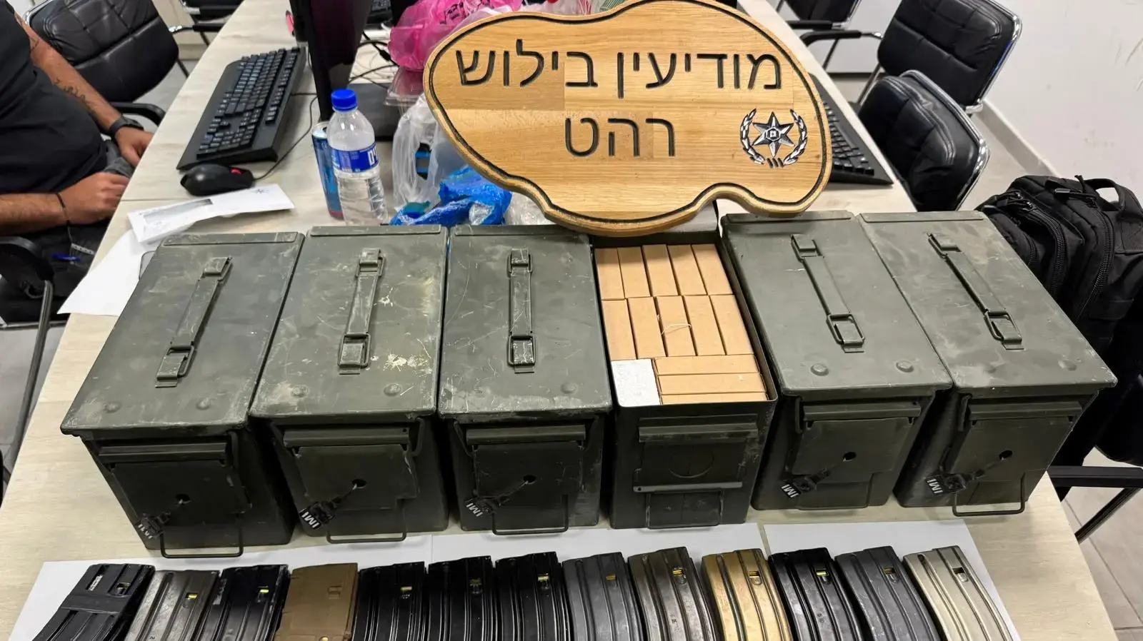 פעילות מבצעית של שוטרי המחוז הדרומי נתפסו שישה ארגזי תחמושת צה"לית שהכילו כ־6,000 כדורים ומחסניות. 6 ביולי 2025 פעילות מבצעית של שוטרי המחוז הדרומי נתפסו שישה ארגזי תחמושת צה"לית שהכילו כ־6,000 כדורים ומחסניות. 6 ביולי 2025