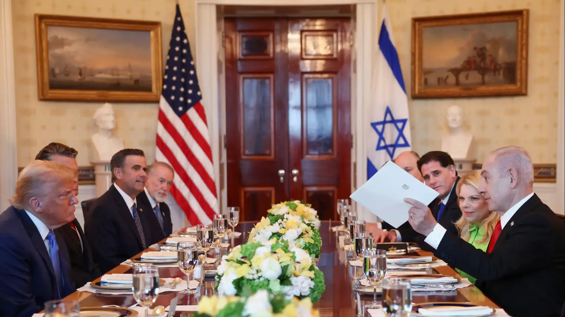 ראש הממשלה בנימין נתניהו מוסר לנשיא ארה״ב דונלד טראמפ את מועמדתו לפרס נובל לשלום, 8 ביולי 2024 ראש הממשלה בנימין נתניהו מוסר לנשיא ארה״ב דונלד טראמפ את מועמדתו לפרס נובל לשלום, 8 ביולי 2024