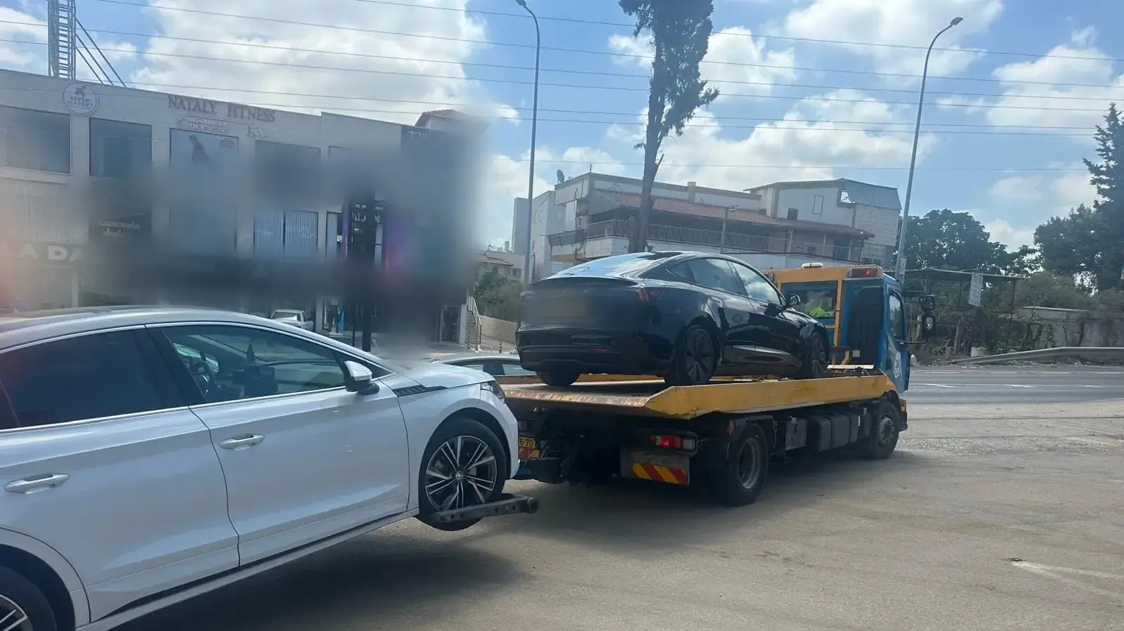 חיטור הרכבים של חשודים בהונאה במכון טיפול רגשי בצפון על ידי כוחות המשטרה, 8 ביולי 2025 חיטור הרכבים של חשודים בהונאה במכון טיפול רגשי בצפון על ידי כוחות המשטרה, 8 ביולי 2025