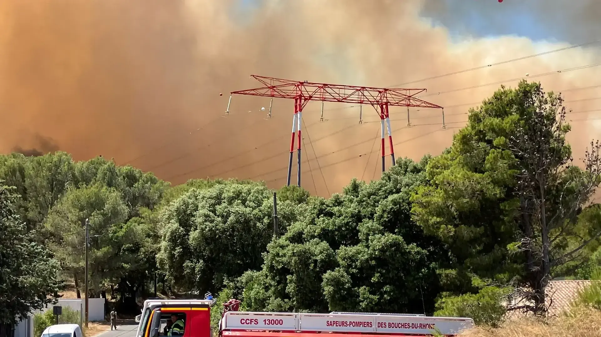 מאות כבאים נלחמים בשריפת יער מצפון למרסיי, צרפת מאות כבאים נלחמים בשריפת יער מצפון למרסיי, צרפת