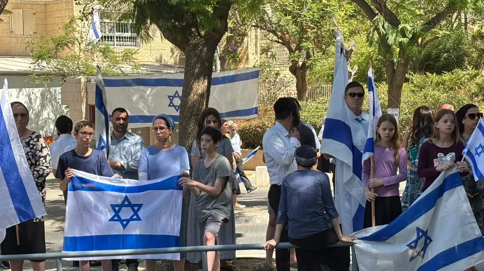 שיירת דגלים לפני הלוויתו של סמ"ר משה שמואל נול, בית שמש, 9 ביולי 2025 שיירת דגלים לפני הלוויתו של סמ"ר משה שמואל נול, בית שמש, 9 ביולי 2025