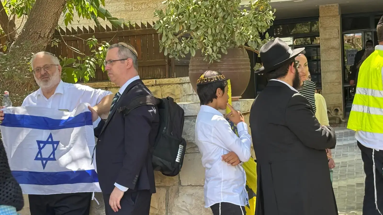 שיירת דגלים לפני הלוויתו של סמ"ר משה שמואל נול, בית שמש, 9 ביולי 2025 שיירת דגלים לפני הלוויתו של סמ"ר משה שמואל נול, בית שמש, 9 ביולי 2025