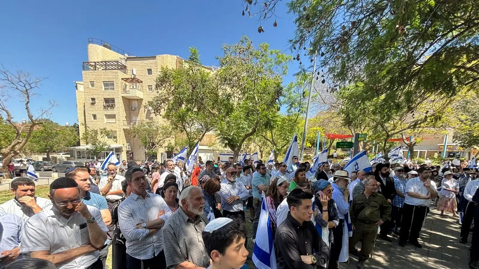 שיירת דגלים לפני הלוויתו של סמ"ר משה שמואל נול, בית שמש, 9 ביולי 2025 שיירת דגלים לפני הלוויתו של סמ"ר משה שמואל נול, בית שמש, 9 ביולי 2025