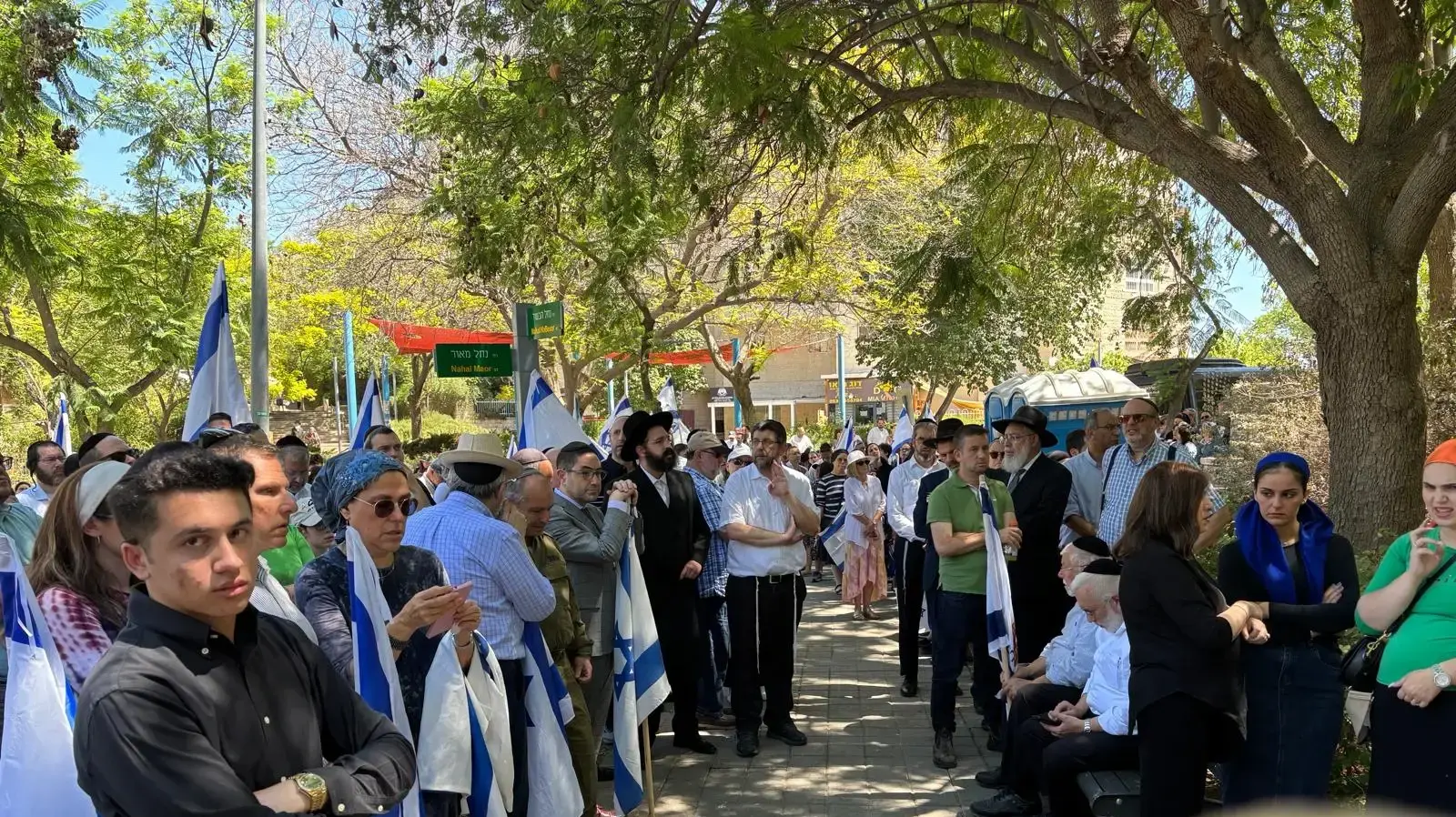 שיירת דגלים לפני הלוויתו של סמ"ר משה שמואל נול, בית שמש, 9 ביולי 2025 שיירת דגלים לפני הלוויתו של סמ"ר משה שמואל נול, בית שמש, 9 ביולי 2025