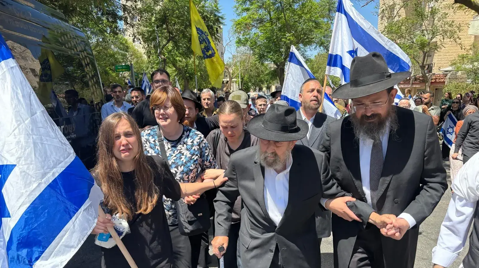 משפחתו של סמ"ר משה שמואל נול בראש שיירת דגלים לפני הלוויתו , בית שמש, 9 ביולי 2025