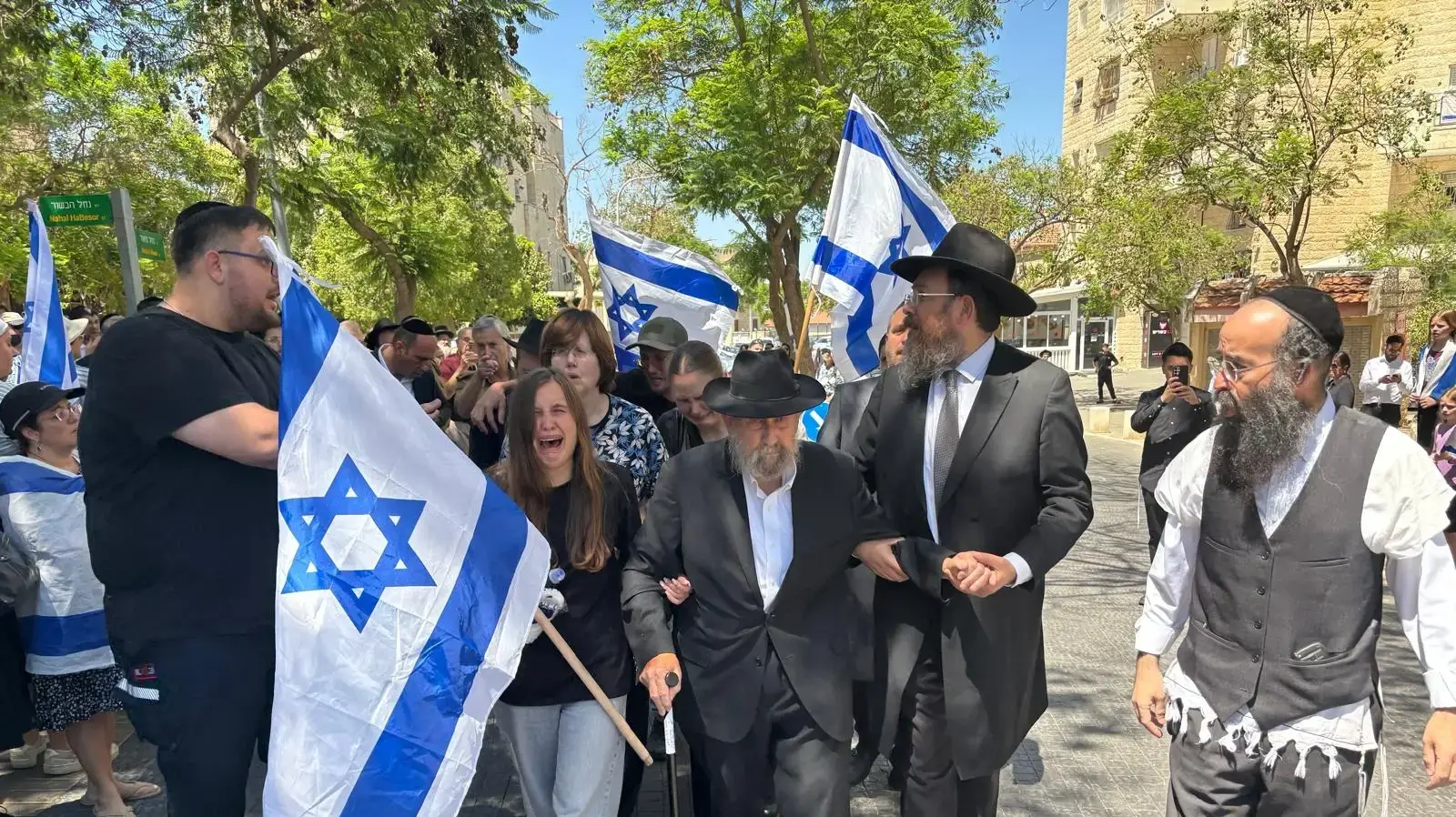 משפחתו של סמ"ר משה שמואל נול בראש שיירת דגלים לפני הלוויתו , בית שמש, 9 ביולי 2025 משפחתו של סמ"ר משה שמואל נול בראש שיירת דגלים לפני הלוויתו , בית שמש, 9 ביולי 2025