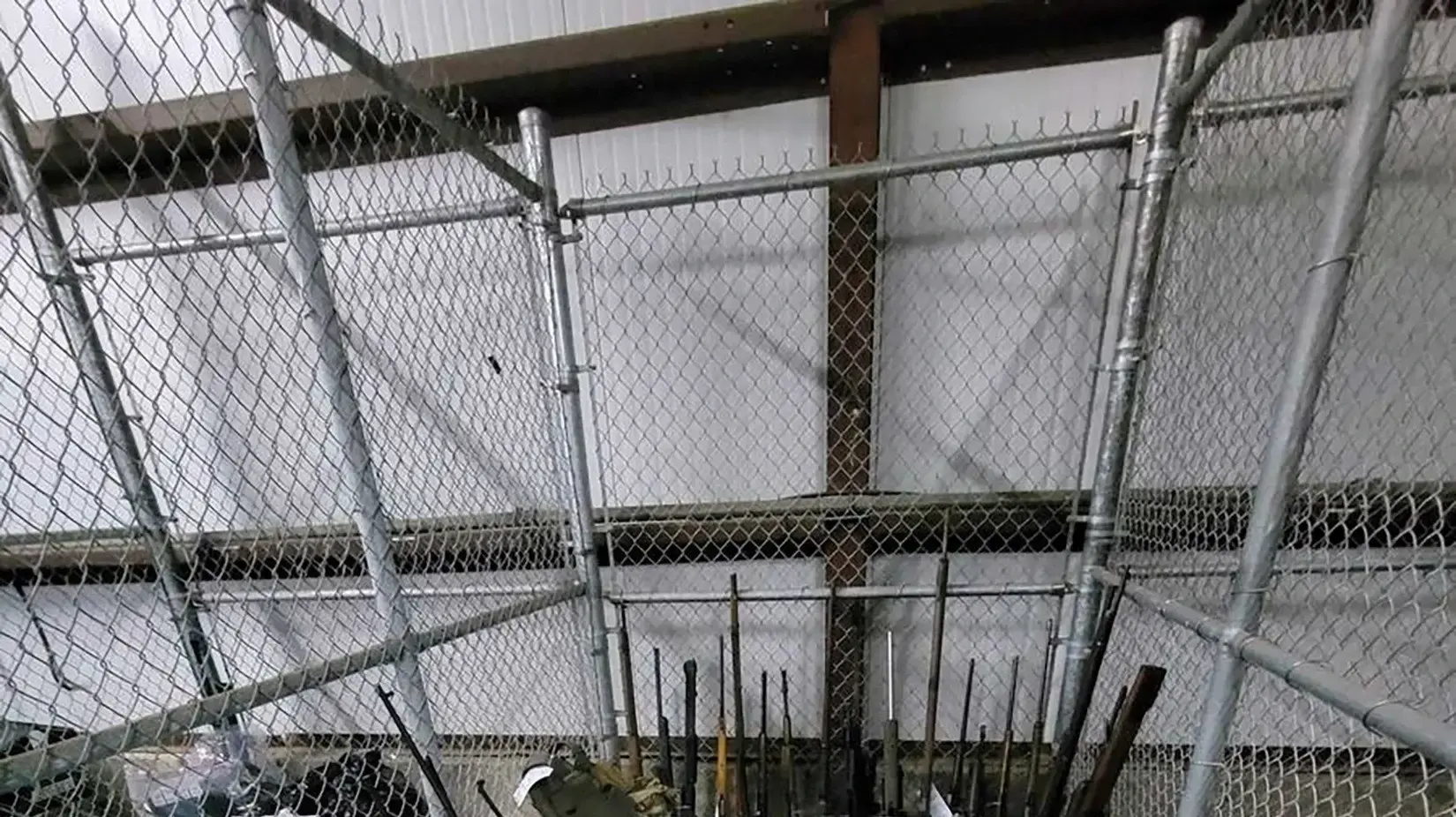 נשק שנמצא בידי חשודים בהקמת מיליציה חמושה בקוויבק, קנדה נשק שנמצא בידי חשודים בהקמת מיליציה חמושה בקוויבק, קנדה