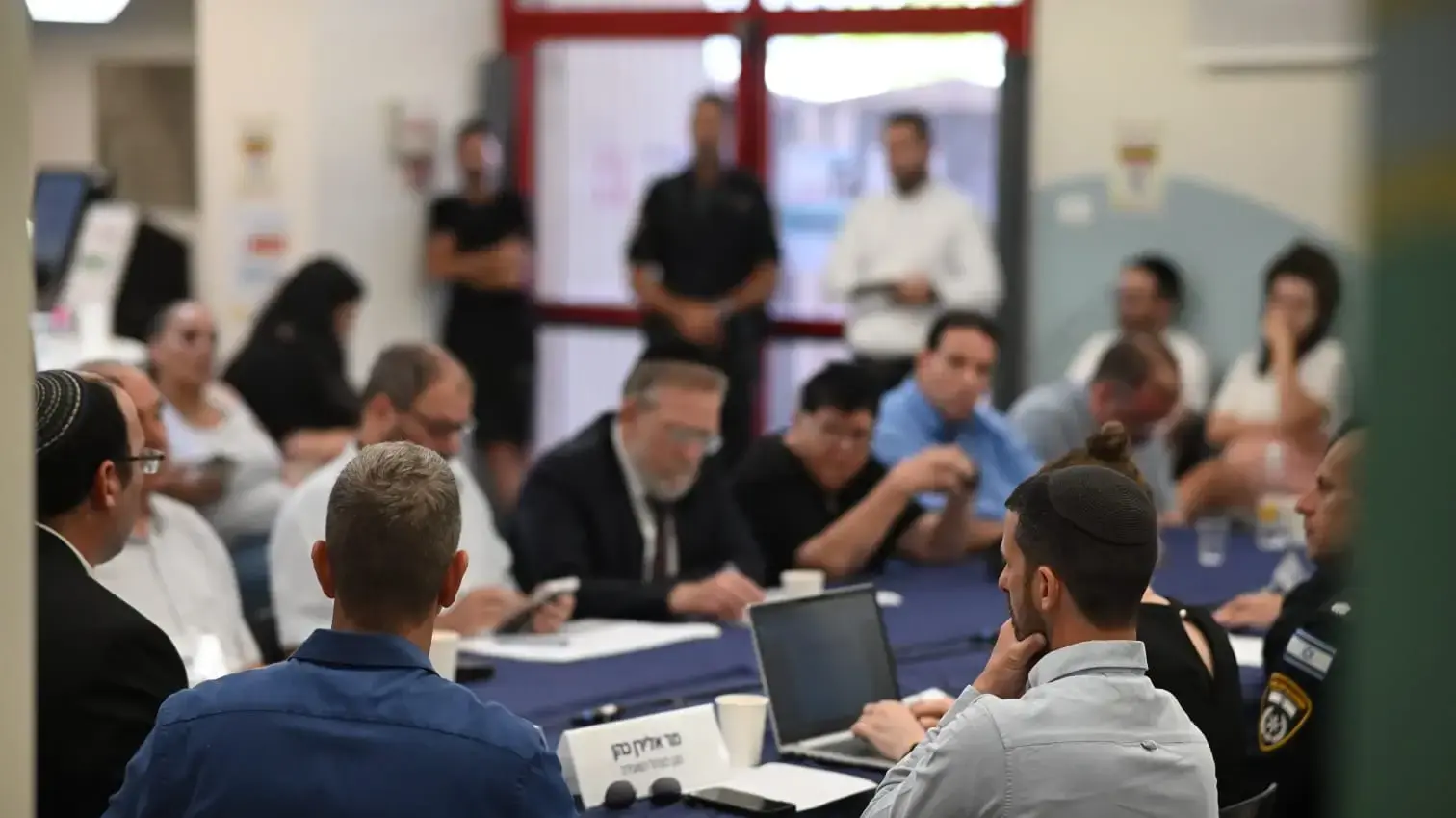 עופר כסיף,יצחק פינדרוס, סיור ועדת חוקה, ספריה קהילתית בשכונת שפירא, דרום ת"א, 10 ביולי 2025