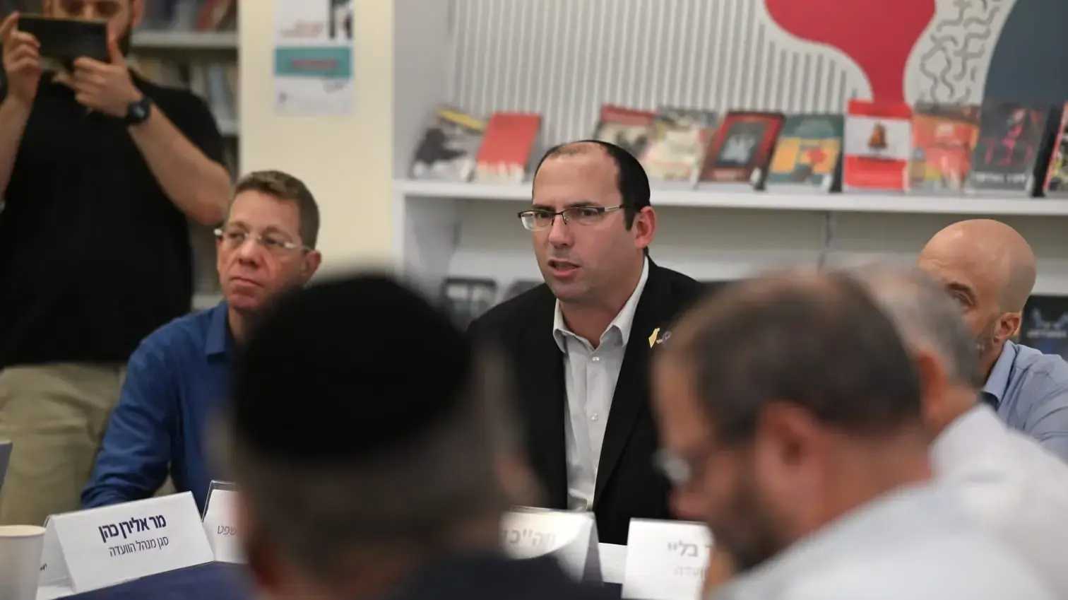 עופר כסיף,יצחק פינדרוס, סיור ועדת חוקה, ספריה קהילתית בשכונת שפירא, דרום ת"א, 10 ביולי 2025 עופר כסיף,יצחק פינדרוס, סיור ועדת חוקה, ספריה קהילתית בשכונת שפירא, דרום ת"א, 10 ביולי 2025