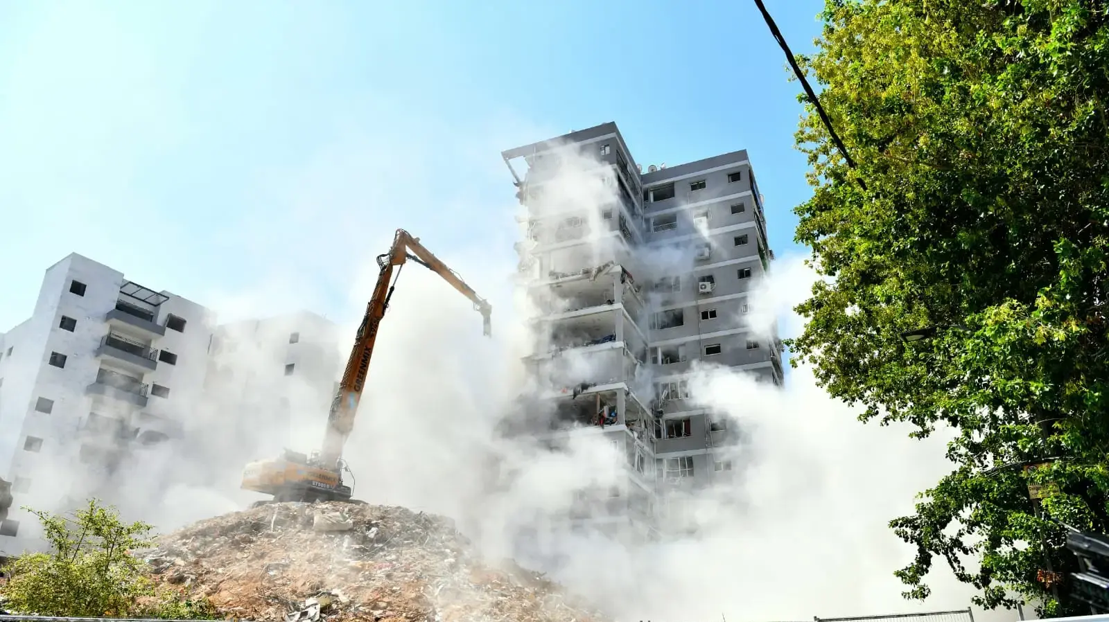 הריסת בנין שנפגע מטיל איראני וניזוק, בת ים, 10 ביולי 2025 הריסת בנין שנפגע מטיל איראני וניזוק, בת ים, 10 ביולי 2025