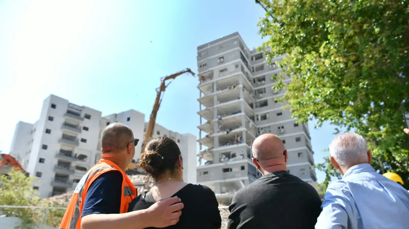 הריסת בנין שנפגע מטיל איראני וניזוק, בת ים, 10 ביולי 2025 הריסת בנין שנפגע מטיל איראני וניזוק, בת ים, 10 ביולי 2025