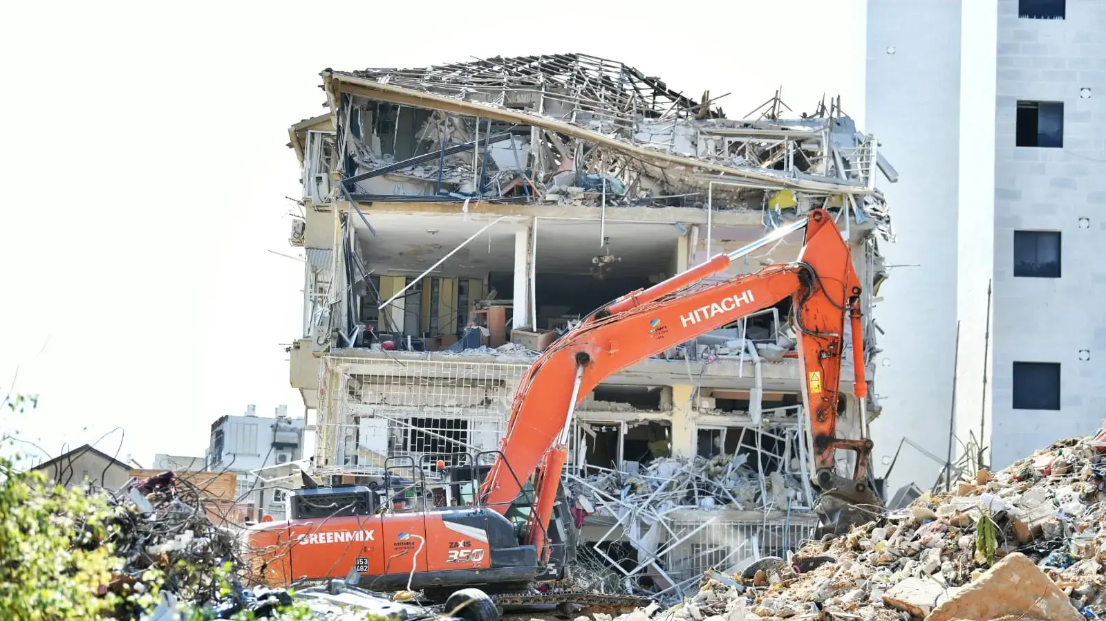 הריסת בנין שנפגע מטיל איראני וניזוק, בת ים, 10 ביולי 2025 הריסת בנין שנפגע מטיל איראני וניזוק, בת ים, 10 ביולי 2025