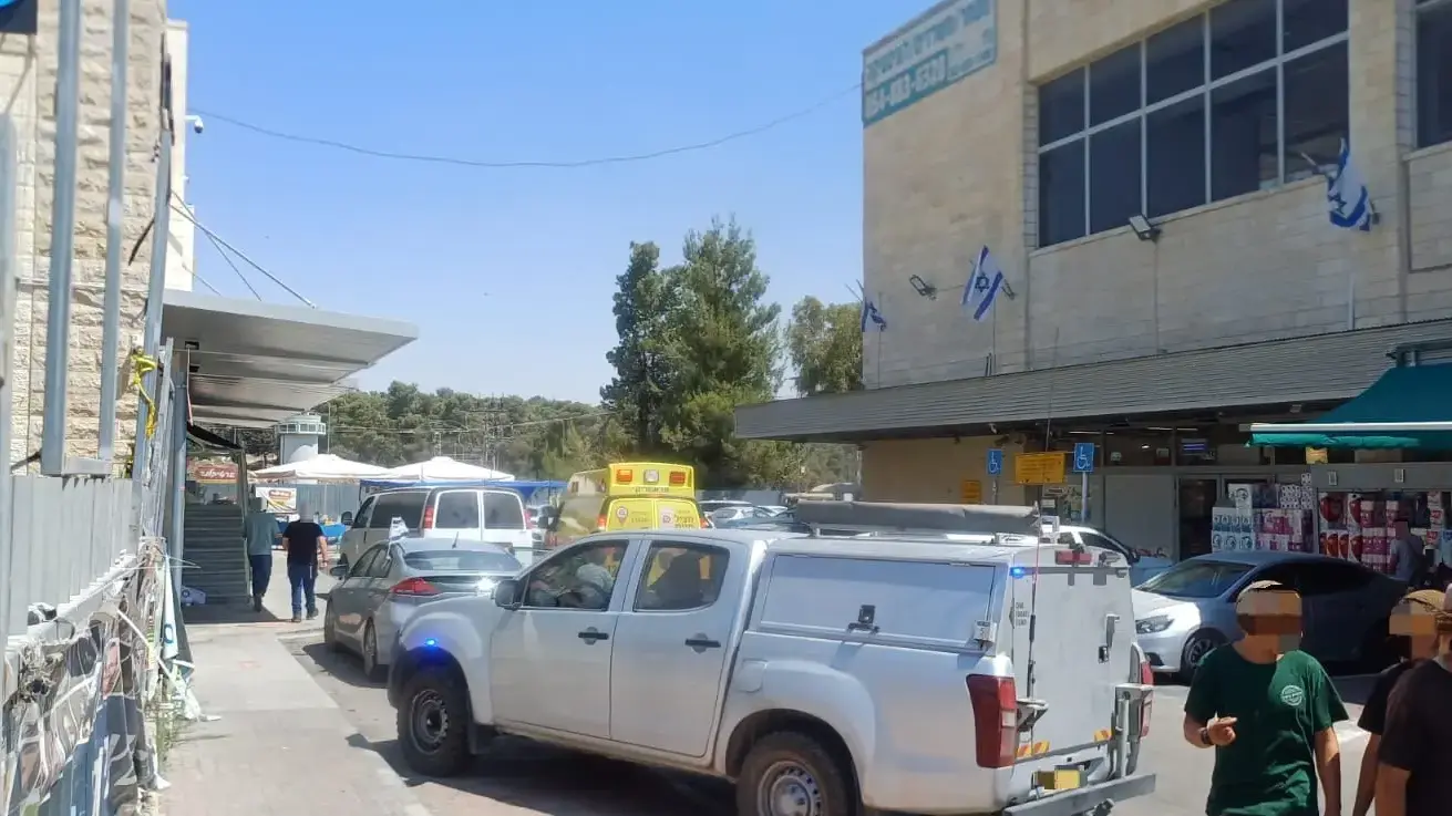 זירת פיגוע ירי, רמי לוי, צומת גוש עציון, 10 ביולי 2025 זירת פיגוע ירי, רמי לוי, צומת גוש עציון, 10 ביולי 2025