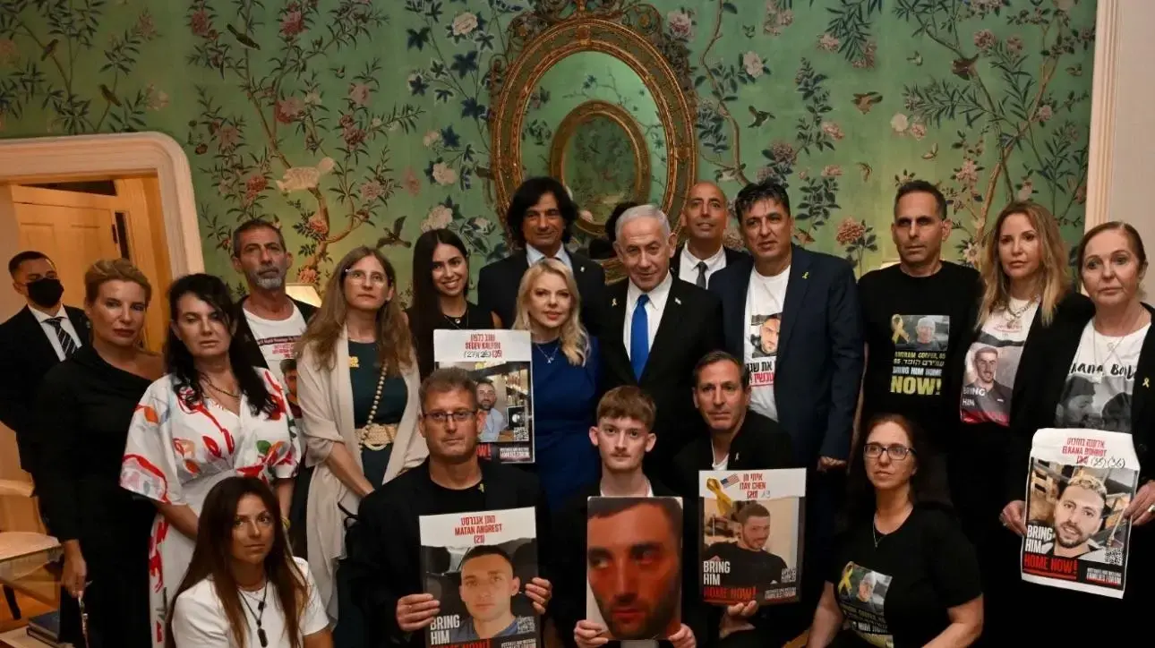 ראש הממשלה בנימין נתניהו ורעייתו שרה נתניהו נפגשו עם משפחות חטופים, וושינגטון. 9 ביולי 2025
ראש הממשלה בנימין נתניהו ורעייתו שרה נתניהו נפגשו עם משפחות חטופים, וושינגטון. 9 ביולי 2025