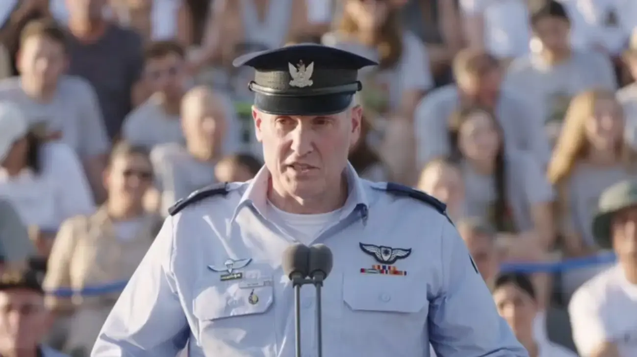 תומר בר מפקד חיל האוויר בטקס סיום קורס טייס תומר בר מפקד חיל האוויר בטקס סיום קורס טייס