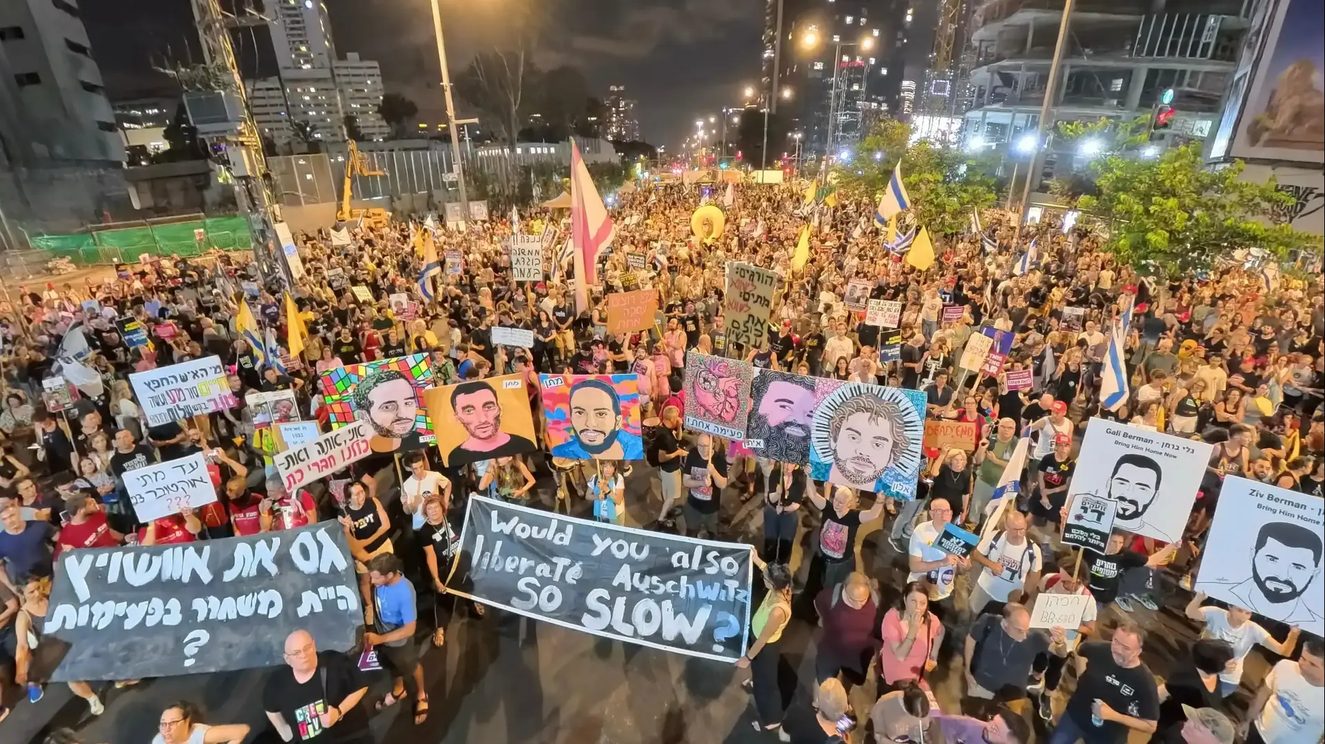 הפגנה בדרישת שחרור כל החטופים בעסקה, שער בגין של הקריה ת״א, 13 ביולי 2025 הפגנה בדרישת שחרור כל החטופים בעסקה, שער בגין של הקריה ת״א, 13 ביולי 2025