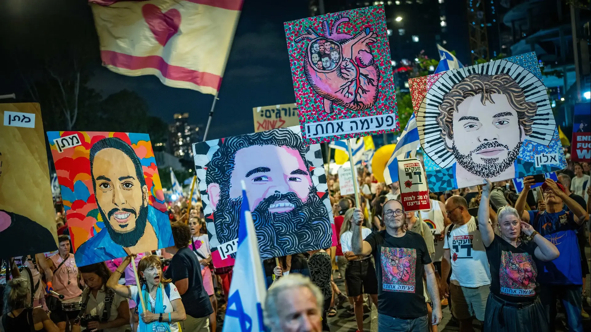 הפגנה בדרישת שחרור כל החטופים בעסקה, שער בגין הקריה תל אביב, 13 ביולי 2025 הפגנה בדרישת שחרור כל החטופים בעסקה, שער בגין הקריה תל אביב, 13 ביולי 2025