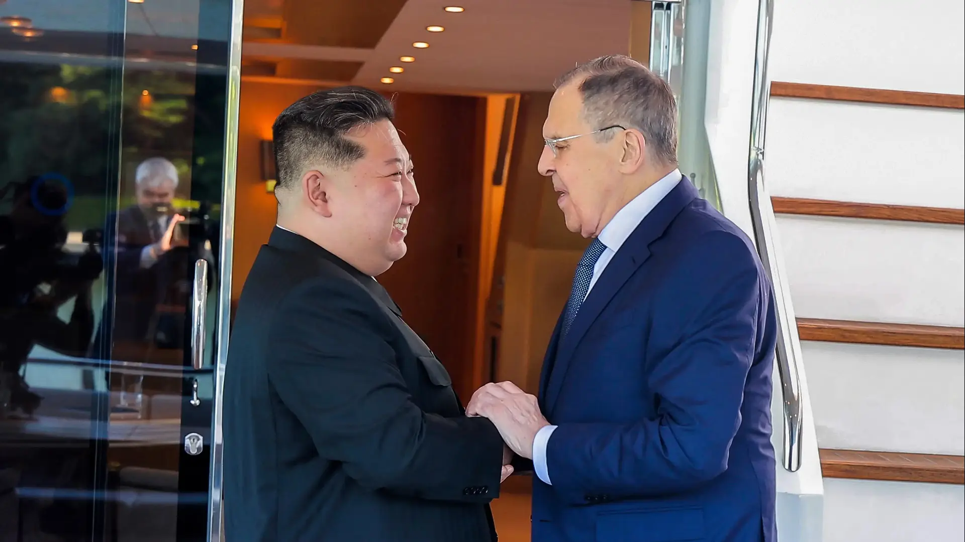 שר החוץ של רוסיה סרגיי לברוב נפגש עם מנהיג קוריאה הצפונית קים ג'ונג און בוונסאן, 12 ביולי 2025 שר החוץ של רוסיה סרגיי לברוב נפגש עם מנהיג קוריאה הצפונית קים ג'ונג און בוונסאן, 12 ביולי 2025