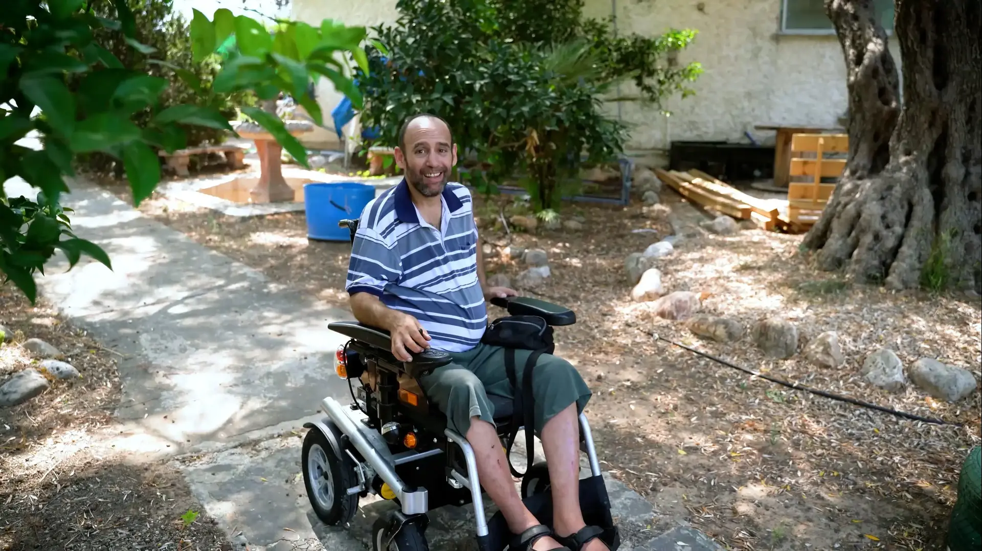 גבק נכה על כיסא גלגלים גבק נכה על כיסא גלגלים