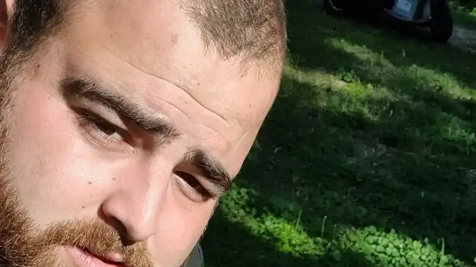 הנאשם צחי זינגר וכלבו הנאשם צחי זינגר וכלבו