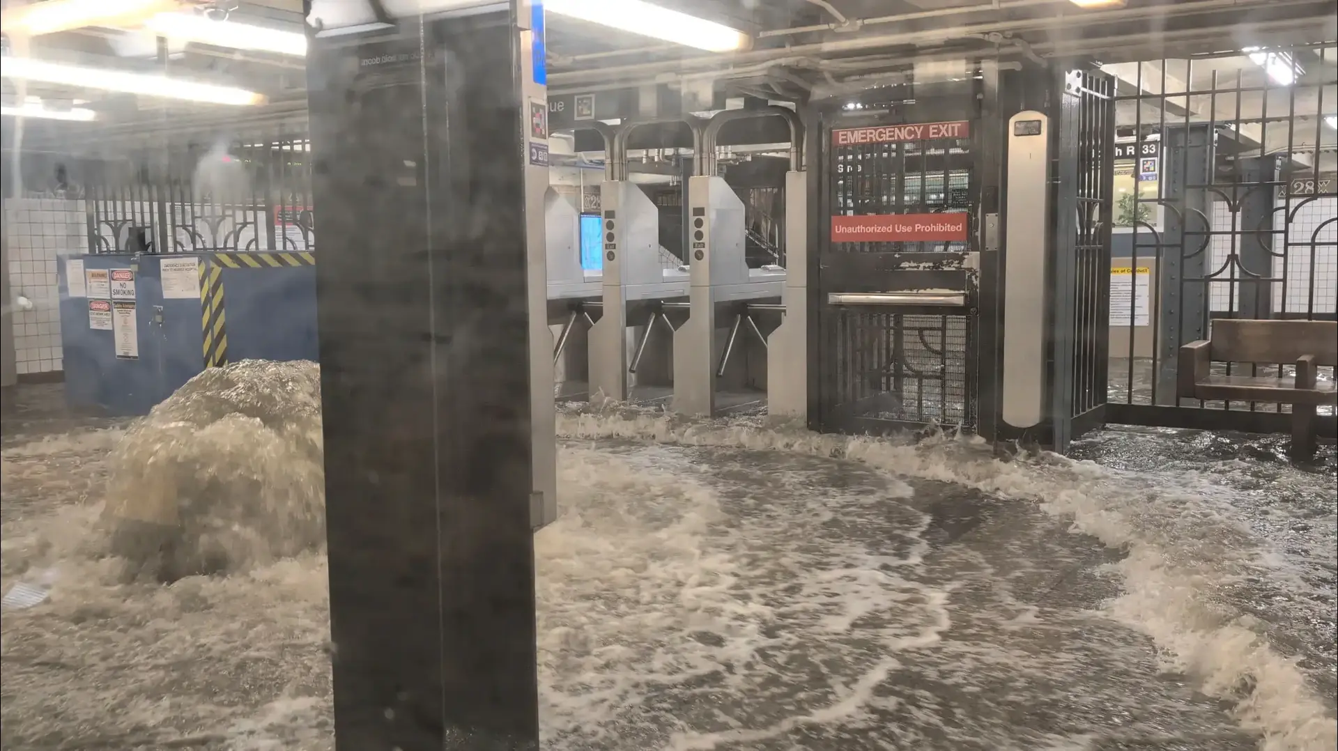 תחנת רכבת תחתית בניו יורק מוצפת במי גשם, יולי 2025